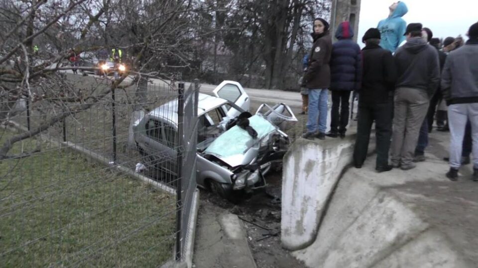 Un mort și doi răniți, după ce un Logan s-a izbit violent de un stâlp