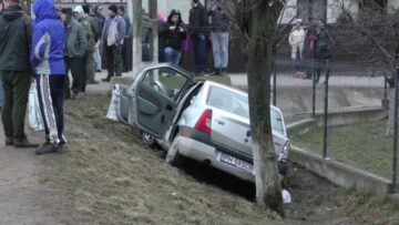 Un bărbat mort, altul rănit grav, după ce un Logan s-a zdrobit de un stâlp din beton. Foto: Cromtel Rădăuți