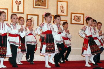 Spectacol pregătit de elevii și profesorii de la Școala Nr. 2 „Ion Irimescu”