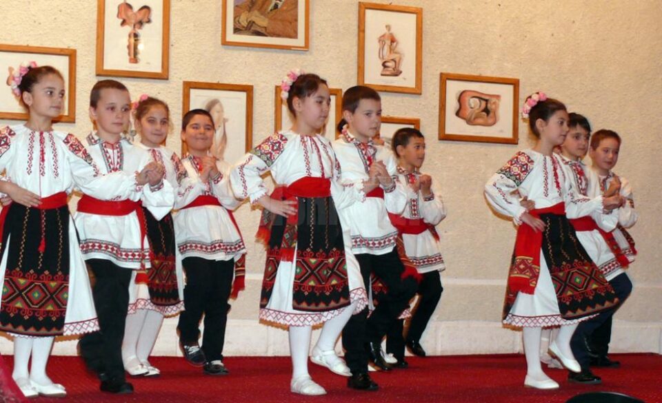 Spectacol pregătit de elevii și profesorii de la Școala Nr. 2 „Ion Irimescu”