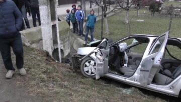 Autoturismul Dacia Logan s-a izbit într-un stâlp din beton. Foto: Cromtel Rădăuți