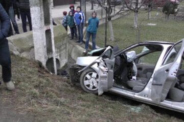 Autoturismul Dacia Logan s-a izbit într-un stâlp din beton. Foto: Cromtel Rădăuți