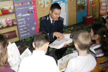 Comisarul Ionuț Epureanu în mijlocul copiilor, în timpul acțiunilor de prevenire și informare