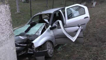 Un bărbat mort, altul rănit grav, după ce un Logan s-a zdrobit de un stâlp din beton. Foto: Cromtel Rădăuți