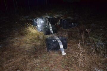 Polițiștii de frontieră au reușit reținerea a patru cetățeni ucraineni, iar în apropiere au fost descoperite opt colete cu țigări de proveniență ucraineană