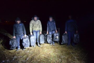 Polițiștii de frontieră au reușit reținerea a patru cetățeni ucraineni, iar în apropiere au fost descoperite opt colete cu țigări de proveniență ucraineană