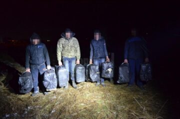 Polițiștii de frontieră au reușit reținerea a patru cetățeni ucraineni, iar în apropiere au fost descoperite opt colete cu țigări de proveniență ucraineană