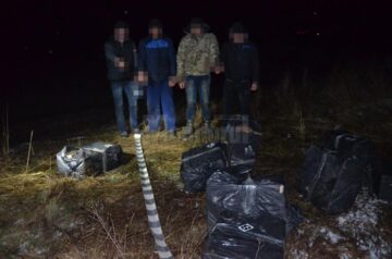 Polițiștii de frontieră au reușit reținerea a patru cetățeni ucraineni, iar în apropiere au fost descoperite opt colete cu țigări de proveniență ucraineană