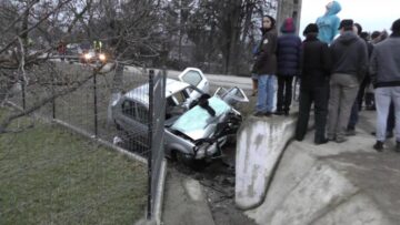 Un bărbat mort, altul rănit grav, după ce un Logan s-a zdrobit de un stâlp din beton. Foto: Cromtel Rădăuți