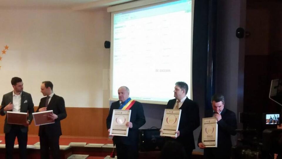 Radu Ciocan (centru), primarul comunei Ciocănești, între laureați