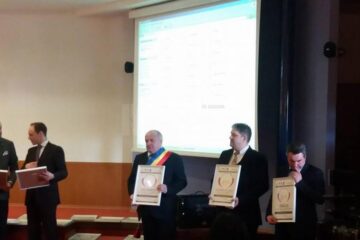Radu Ciocan (centru), primarul comunei Ciocănești, între laureați