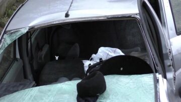 Un bărbat mort, altul rănit grav, după ce un Logan s-a zdrobit de un stâlp din beton. Foto: Cromtel Rădăuți