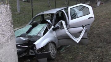 Un bărbat mort, altul rănit grav, după ce un Logan s-a zdrobit de un stâlp din beton. Foto: Cromtel Rădăuți