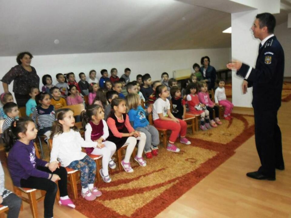 Comisarul Ionuț Epureanu în mijlocul copiilor, în timpul acțiunilor de prevenire și informare