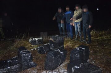 Polițiștii de frontieră au reușit reținerea a patru cetățeni ucraineni, iar în apropiere au fost descoperite opt colete cu țigări de proveniență ucraineană