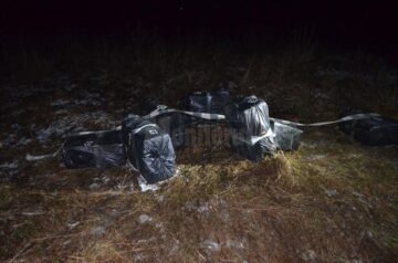 Polițiștii de frontieră au reușit reținerea a patru cetățeni ucraineni, iar în apropiere au fost descoperite opt colete cu țigări de proveniență ucraineană