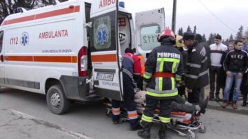 Cei doi pasageri din mașină au fost răniți, unul dintre ei având multiple leziuni. Foto: Cromtel Rădăuți