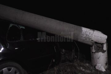 Două victime încarcerate, după ce au intrat cu mașina într-un stâlp, aproape de Vama Siret