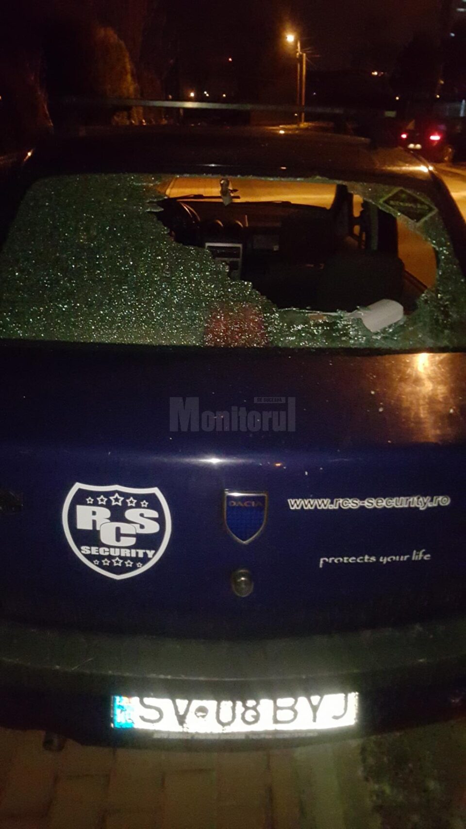 Mașina și casa șefului unei firme de pază, vandalizate de doi indivizi