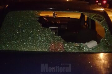 Mașina și casa șefului unei firme de pază, vandalizate de doi indivizi