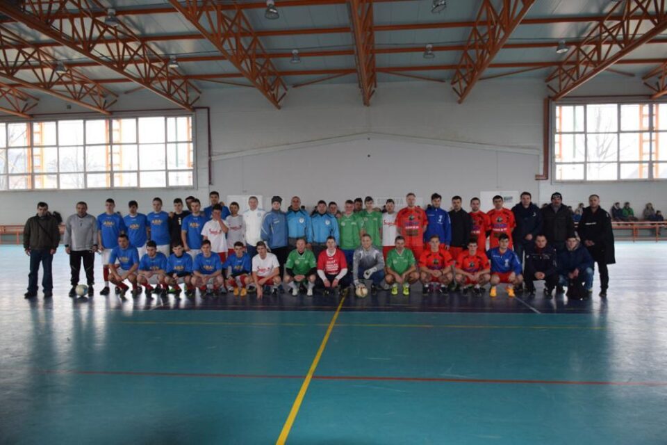 Poza de grup cu echipele participante la turneul de la Vicovu de Jos
