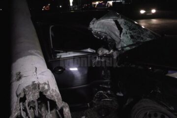 Autoturismul a lovit stâlpul de iluminat cu partea stângă