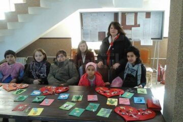 Copiii de la Solca au organizat o expoziție cu felicitări și mărțișoare la sediul Primăriei din orașul Solca