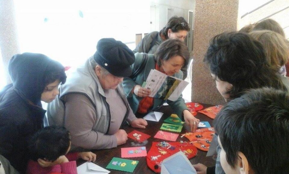 Copiii de la Solca au organizat o expoziție cu felicitări și mărțișoare la sediul Primăriei din orașul Solca