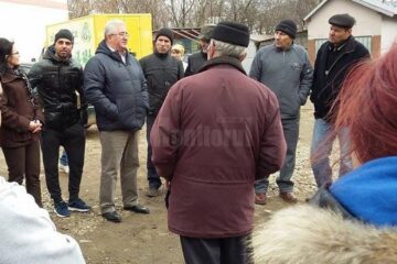Discuții cu locuitorii de pe strada Florilor, din zona Gării Burdujeni