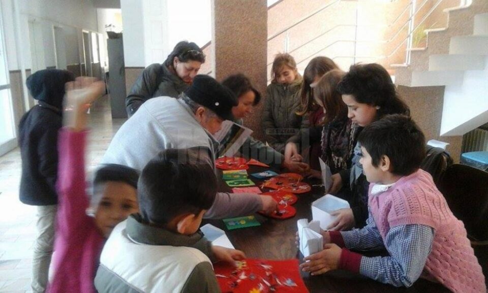 Copiii de la Solca au organizat o expoziție cu felicitări și mărțișoare la sediul Primăriei din orașul Solca