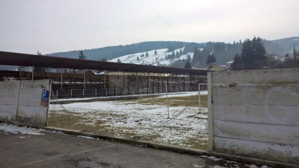 Gardul este distrus parțial, singura tribună arată jalnic, iar terenul de joc este sub orice critică