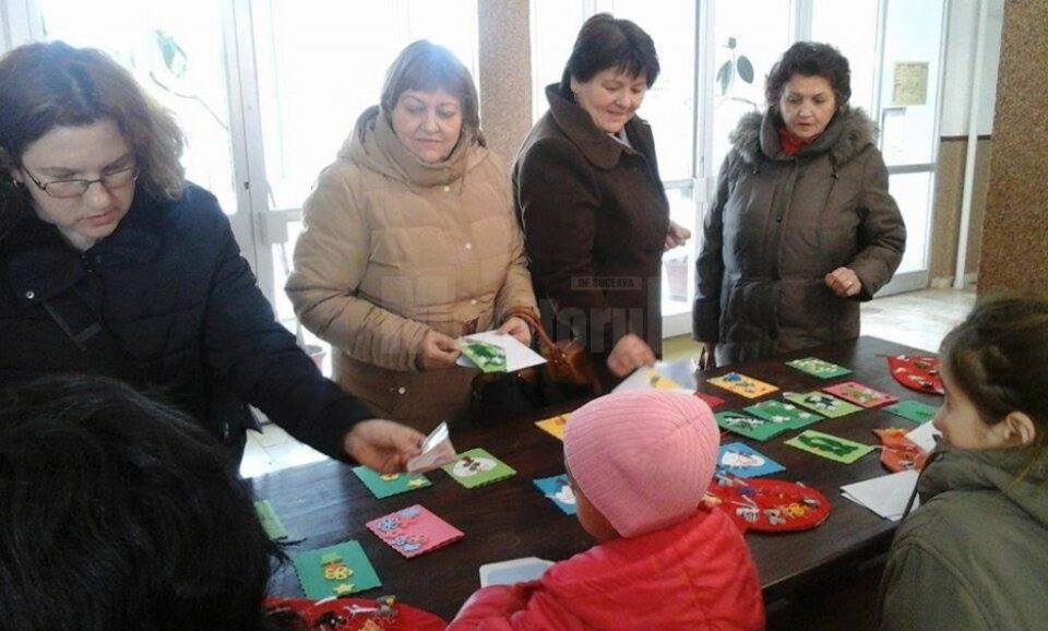 Copiii de la Solca au organizat o expoziție cu felicitări și mărțișoare la sediul Primăriei din orașul Solca