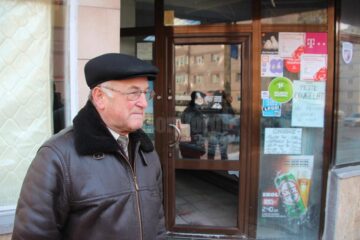 Proprietarul Nicolae Cucoradă, în fața magazinului spart în timpul nopții