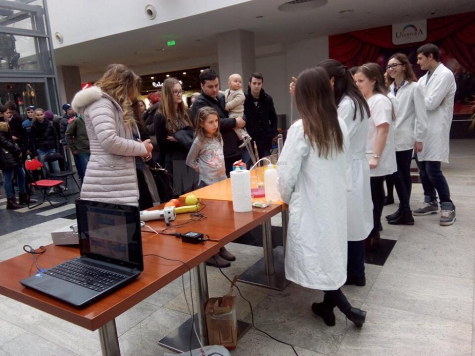 Sesiune de experimente pentru elevii din Botoșani, susținută de studenți și profesori ai USV