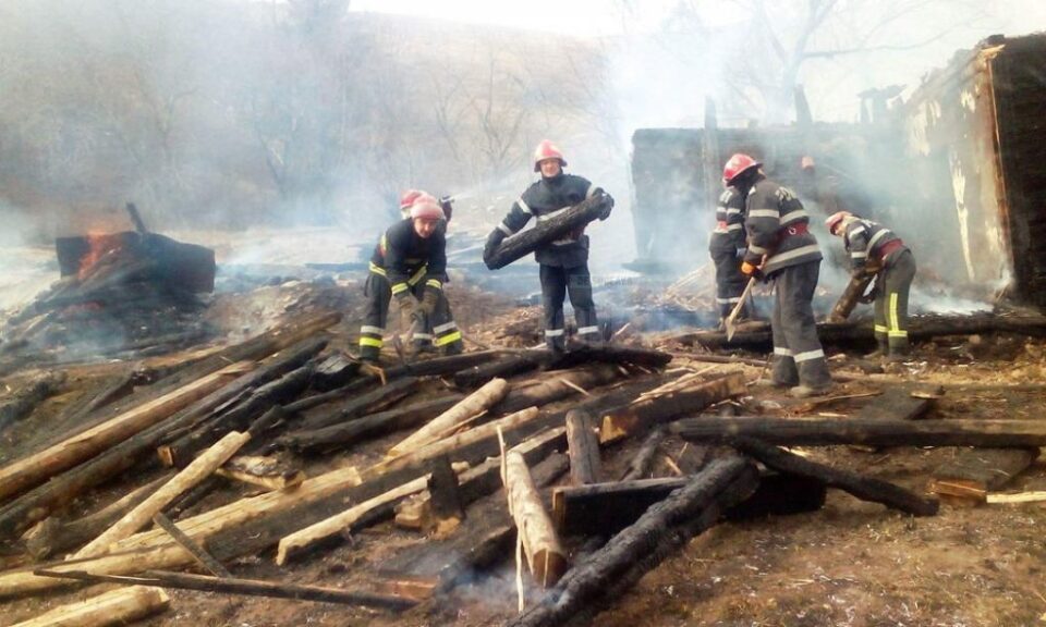 O femeie a rămas fără acoperiș deasupra capului după ce gospodăria i-a fost mistuită de flăcări
