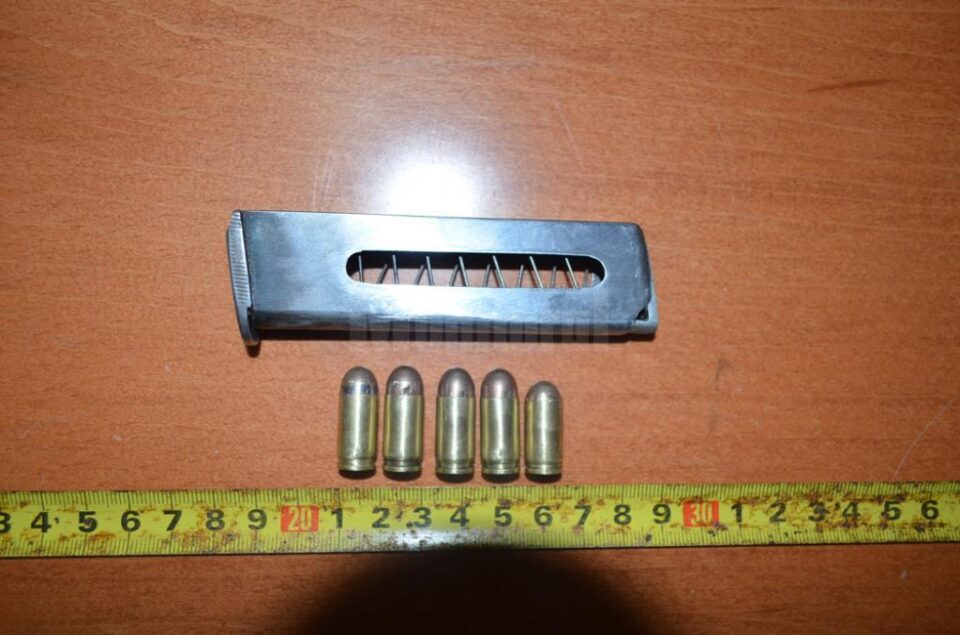 Pistolul de 9 mm, deținut ilegal de tânărul de 25 de ani