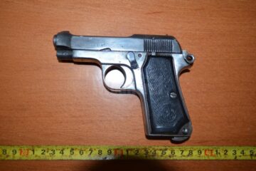 Pistolul de 9 mm, deținut ilegal de tânărul de 25 de ani