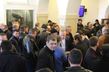 Aglomerație în sediul Direcției Silvice Suceava, ca urmare a numărului mare de agenți economici înscriși la licitație