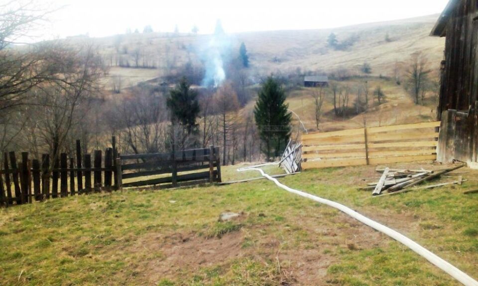 O femeie a rămas fără acoperiș deasupra capului după ce gospodăria i-a fost mistuită de flăcări