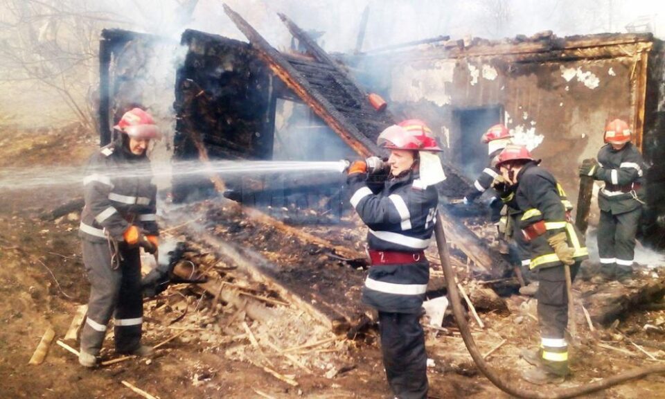 Lichidarea incendiului a durat aproape 5 ore, din cauza alimentării dificile cu apă