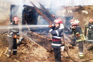 Lichidarea incendiului a durat aproape 5 ore, din cauza alimentării dificile cu apă