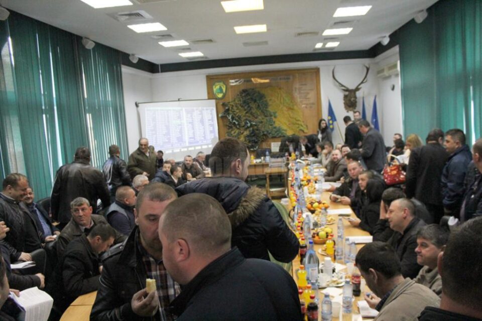 Sala de licitare a partizilor exploatabile, neîncăpătoare pentru cei interesați să liciteze