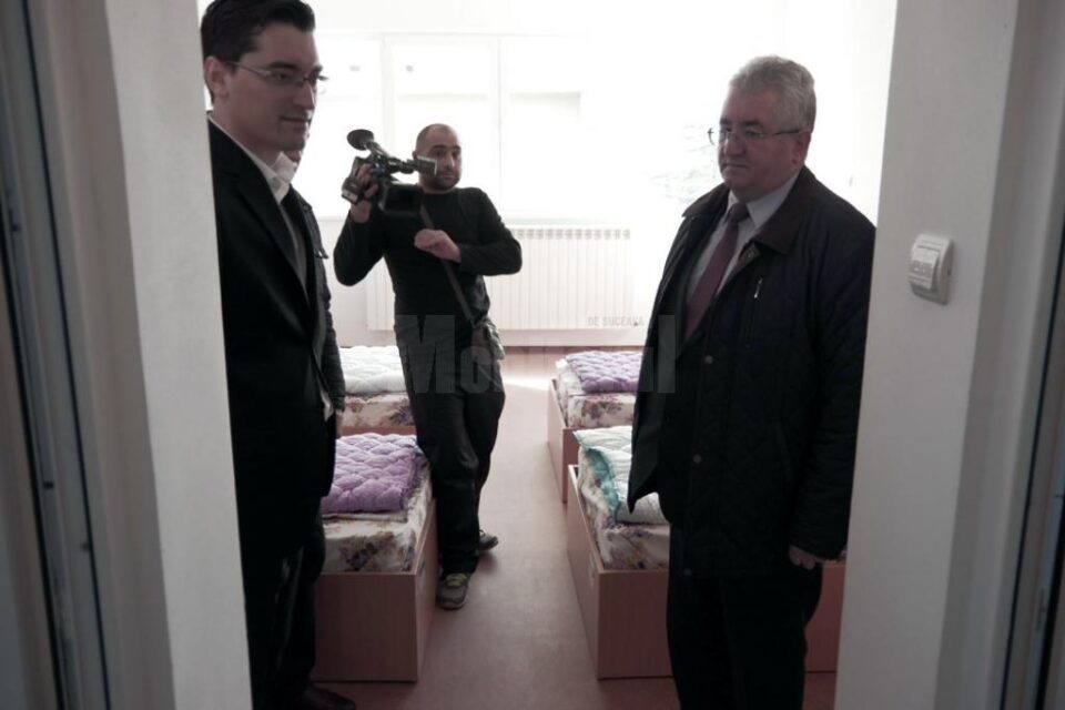Președintele FRF Răzvan Burleanu a fost prezent ieri pe terenul sintetic al Liceului cu Program Sportiv Suceava, dar și în căminul acestui liceu