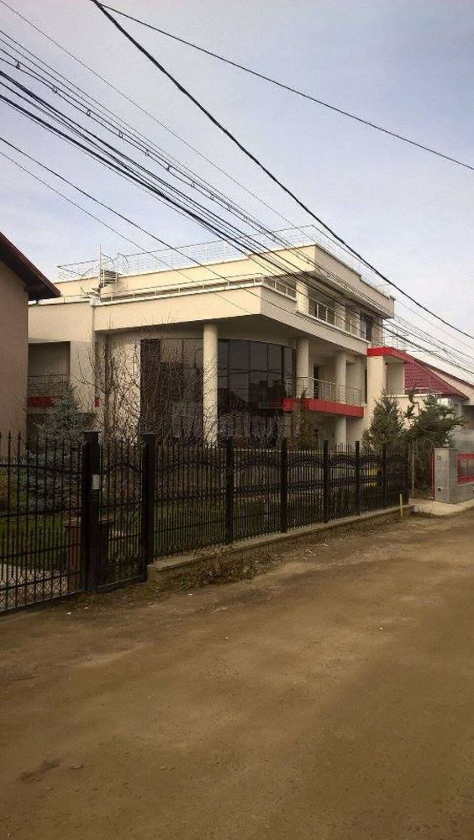 În casa situată peste drum a mai avut loc o sinucidere în urmă cu trei ani