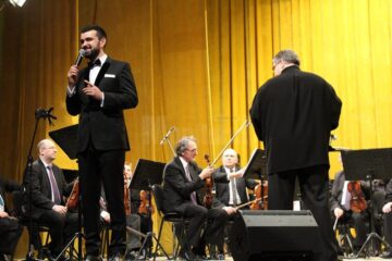Solistul Gabriel Cotabiță, întâmpinat de suceveni cu ovații și aplauze la scenă deschisă