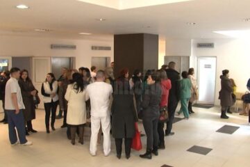 Angajații din UPU așteptând să intre la discuții cu conducerea spitalului