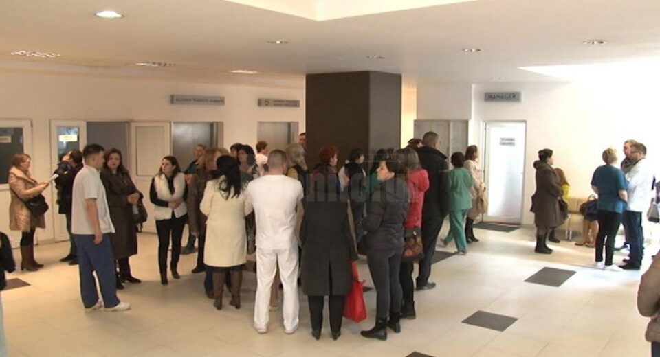 Angajații din UPU așteptând să intre la discuții cu conducerea spitalului