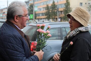 Primarul Ion Lungu a împărțit flori sucevencelor