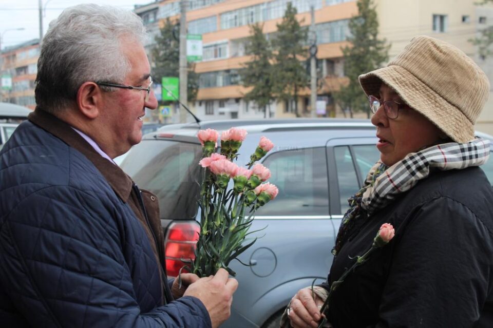 Primarul Ion Lungu a împărțit flori sucevencelor