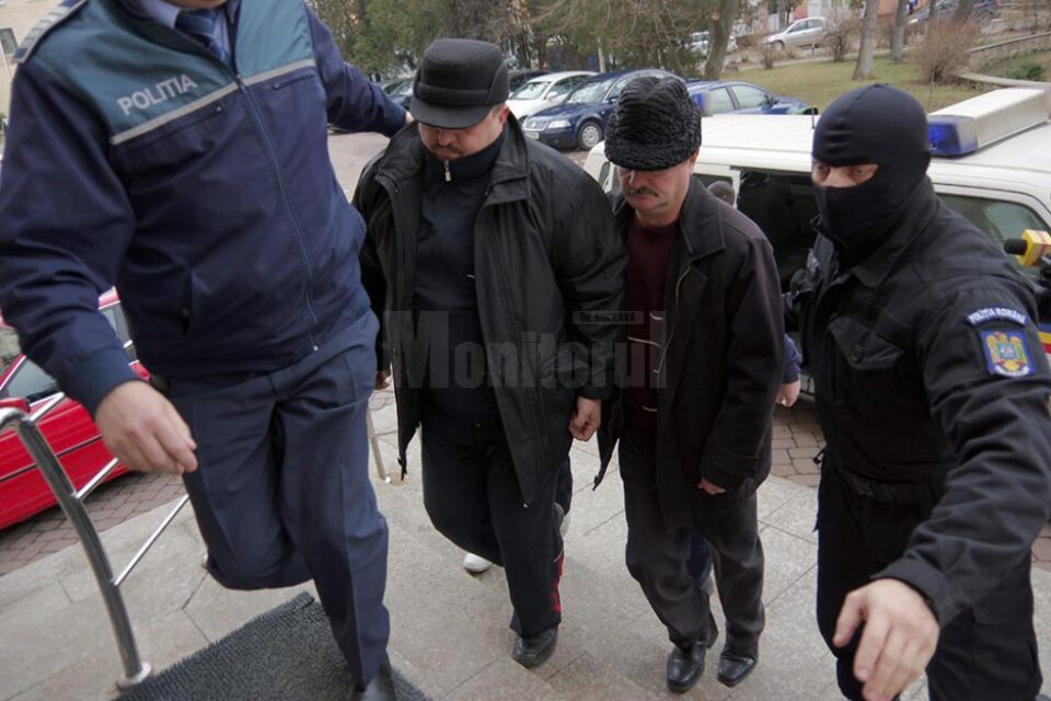 Doi dintre cei trei polițiști, în momentul când au fost duși la arestare